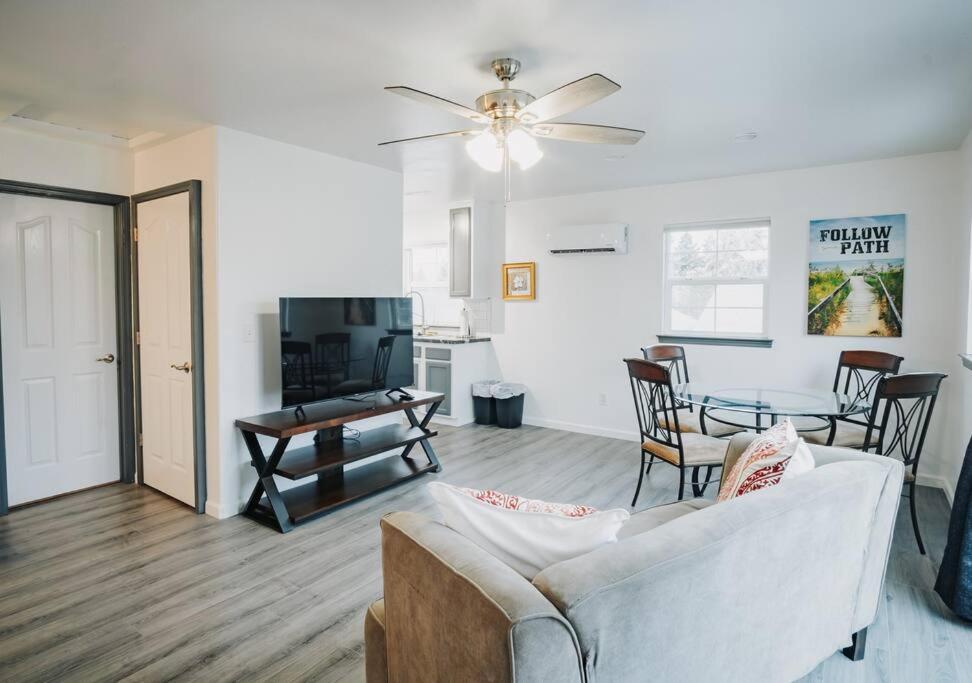 Gorgeous Upstairs Studio With Patio And Laundry Chico Luaran gambar