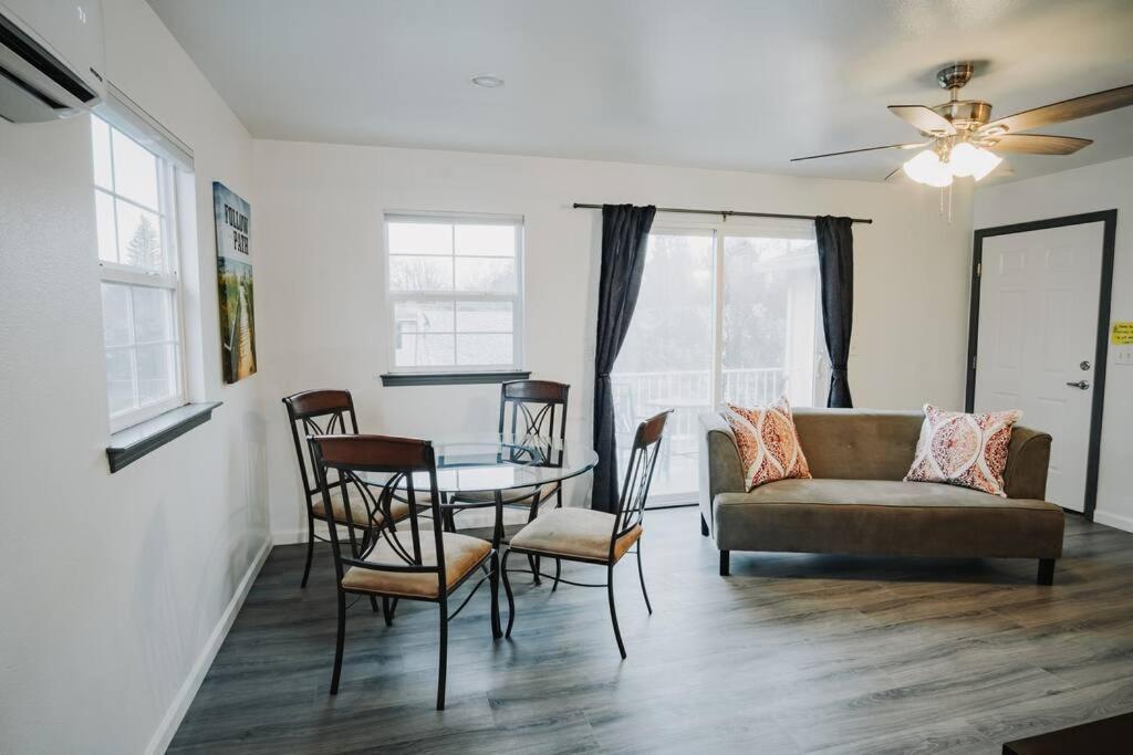 Gorgeous Upstairs Studio With Patio And Laundry Chico Luaran gambar