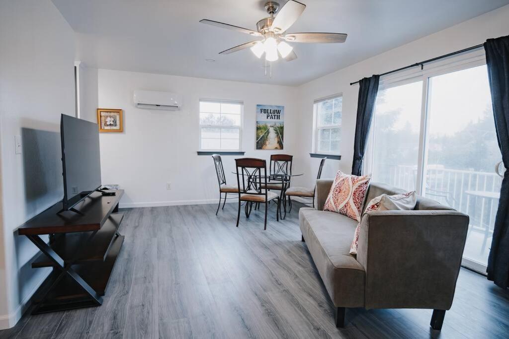 Gorgeous Upstairs Studio With Patio And Laundry Chico Luaran gambar